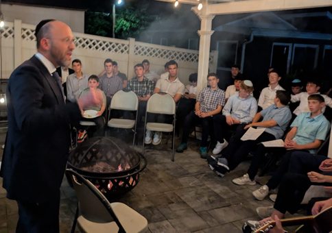 Rebbeim and students gathered for our annual BBQ Kumzitz. Thank you to the Wise family for hosting!